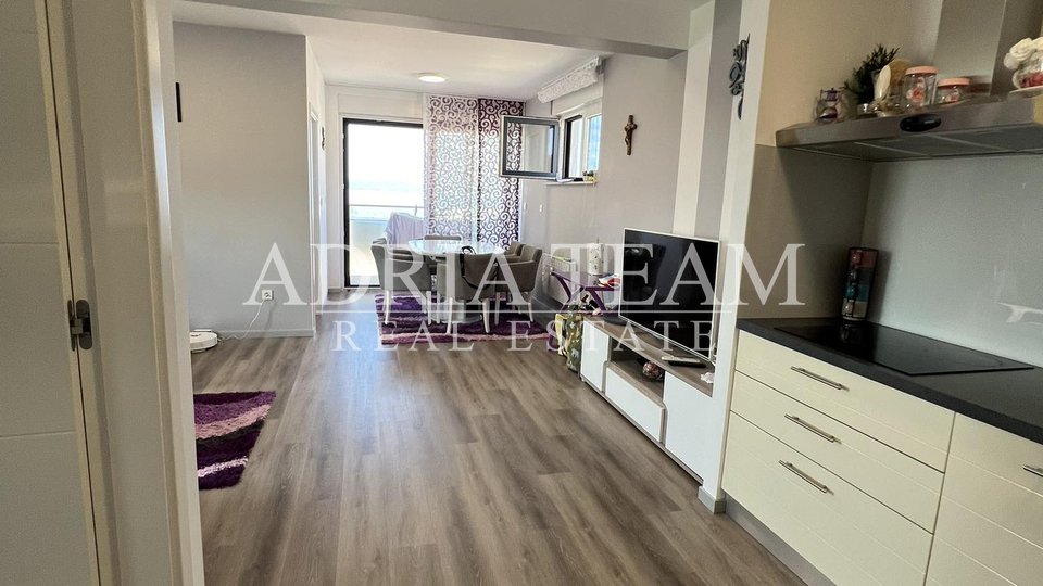 IZVRSNA PRILIKA!! APARTMAN NA 2. KATU STAMBENE ZGRADE S GARAŽOM I VRTOM!  43 M OD MORA - DIKLO, ZADAR