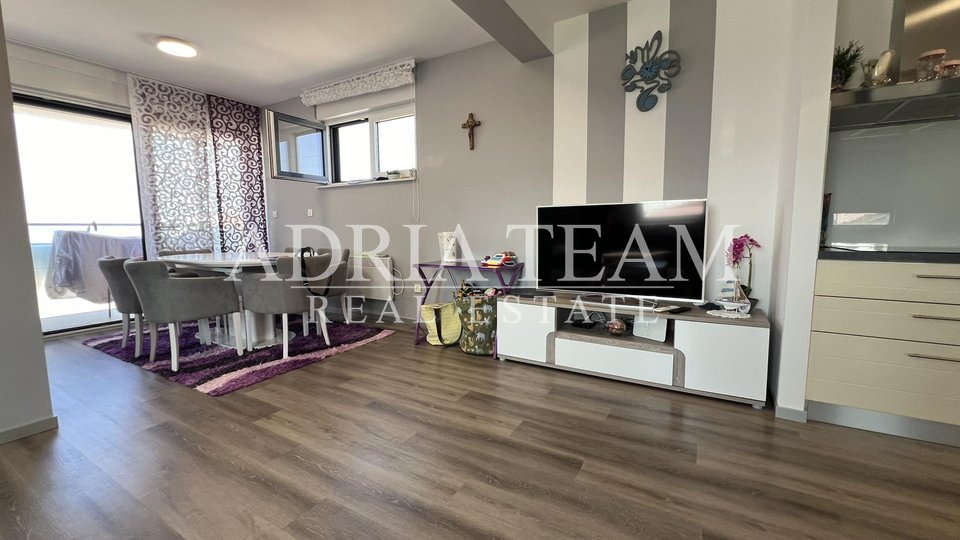 AKCE!!! VÝBORNÁ PŘÍLEŽITOST!! APARTMÁN V 2.PATŘE BYTOVÉHO DOMU S GARÁŽÍ A ZAHRADOU! 43 m OD MOŘE - DIKLO, ZADAR