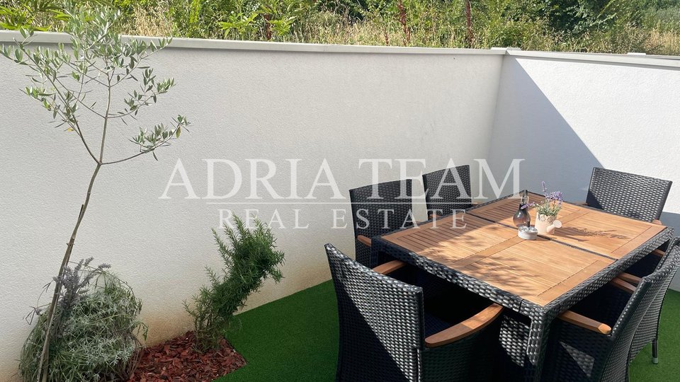 AKCIJA!!! IZVRSNA PRILIKA!! APARTMAN NA 2. KATU STAMBENE ZGRADE S GARAŽOM I VRTOM!  43 m OD MORA - DIKLO, ZADAR