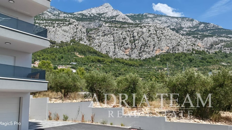 ČETVEROSOBAN STAN U STAMBENOJ ZGRADI U IZGRADNJI, POGLED NA MORE - MAKARSKA