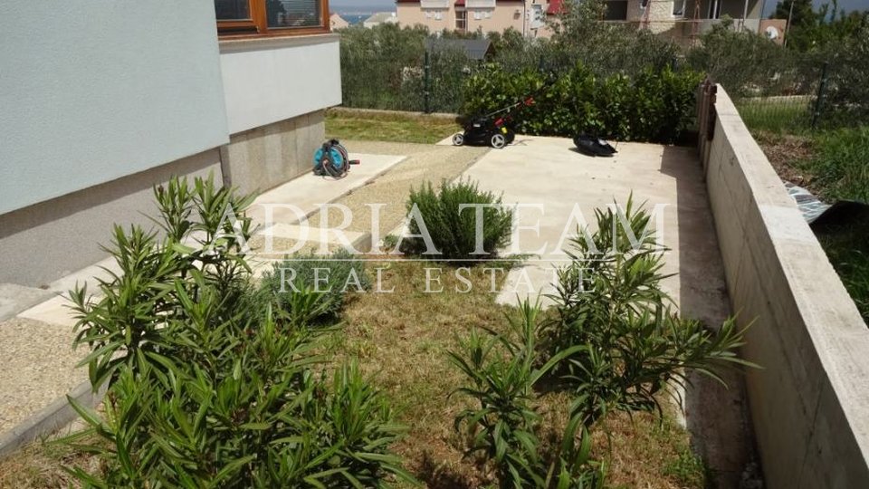 APARTMAN U PRIZEMLJU APARTMANSKE ZGRADE, BLIZINA MORA - PAŠMAN