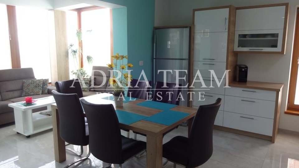 APARTMAN U PRIZEMLJU APARTMANSKE ZGRADE, BLIZINA MORA - PAŠMAN