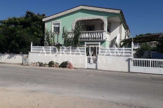 HOUSE WITH 2 APARTMENTS AND YARD, 150 m FROM THE SEA - VIR (NORTH SIDE)