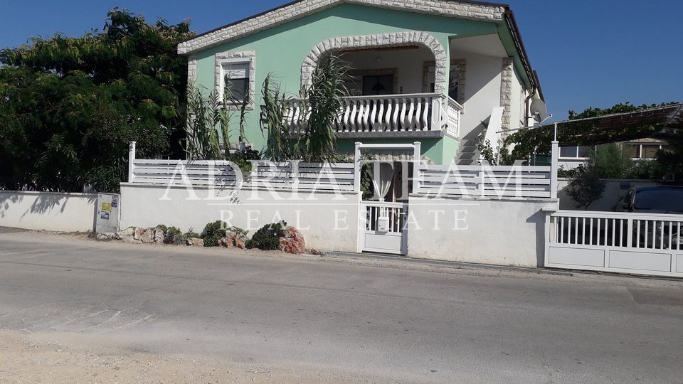 HOUSE WITH 2 APARTMENTS AND YARD, 150 m FROM THE SEA - VIR (NORTH SIDE)