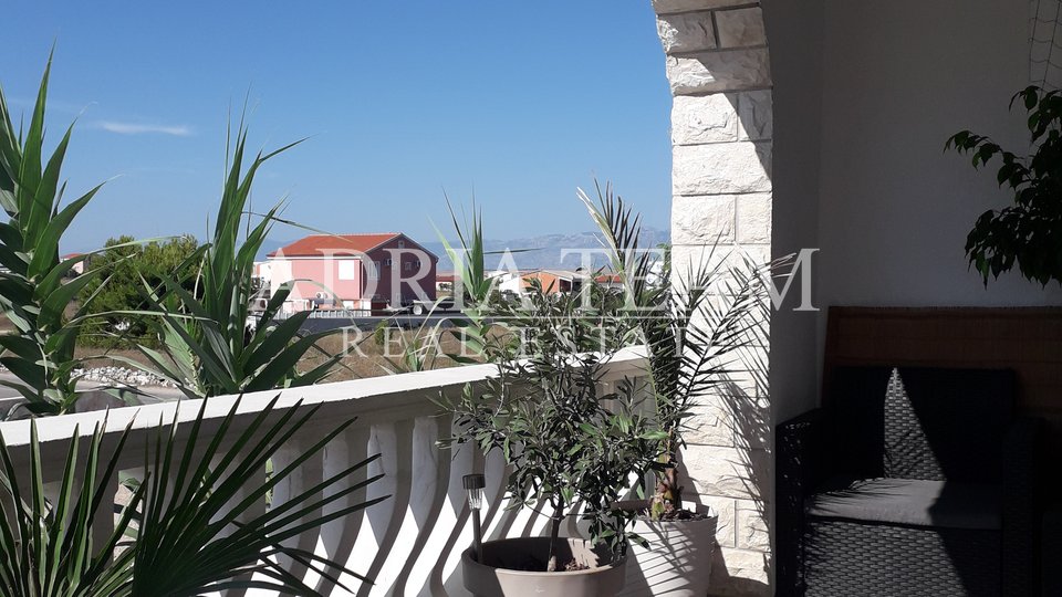 HOUSE WITH 2 APARTMENTS AND YARD, 150 m FROM THE SEA - VIR (NORTH SIDE)