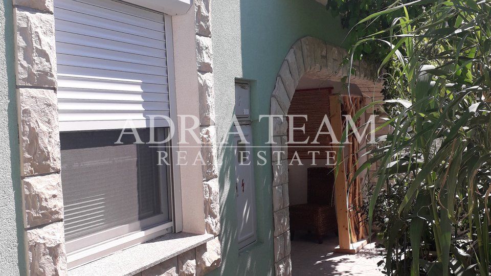 HOUSE WITH 2 APARTMENTS AND YARD, 150 m FROM THE SEA - VIR (NORTH SIDE)