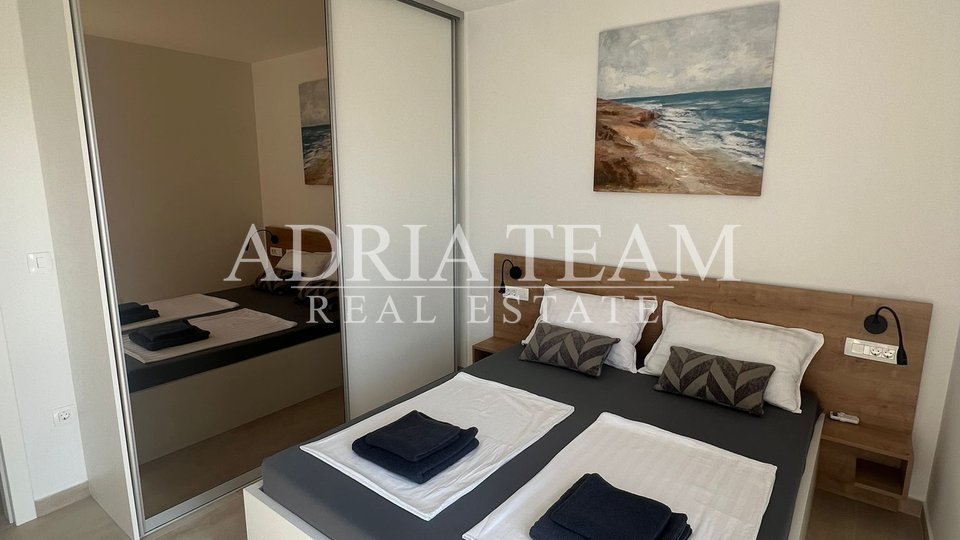 PRILIKA!!! APARTMAN NA 1. KATU STAMBENE ZGRADE, POGLED NA MORE - DIKLO, ZADAR