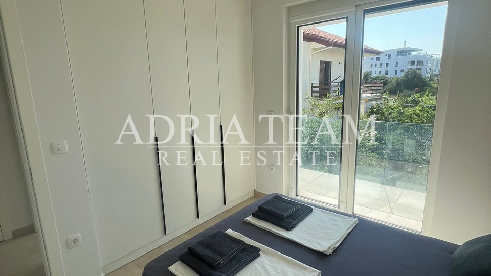 PRILIKA!!! APARTMAN NA 1. KATU STAMBENE ZGRADE, POGLED NA MORE - DIKLO, ZADAR