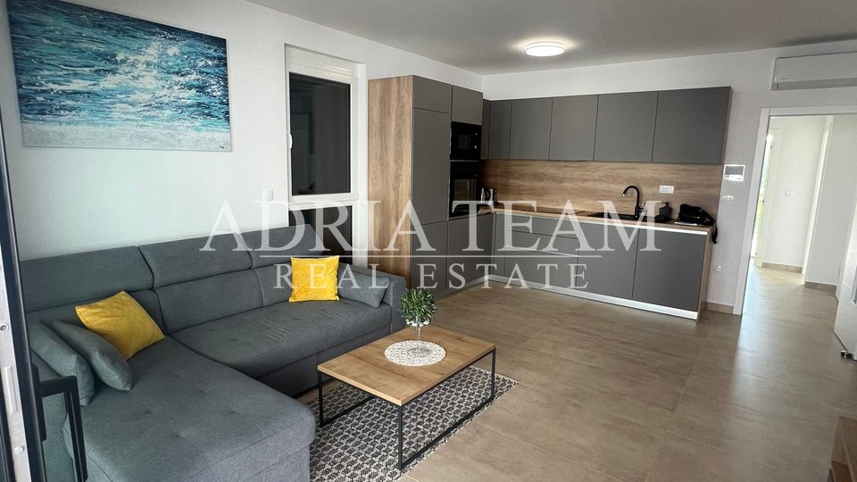 PRILIKA!!! APARTMAN NA 1. KATU STAMBENE ZGRADE, POGLED NA MORE - DIKLO, ZADAR