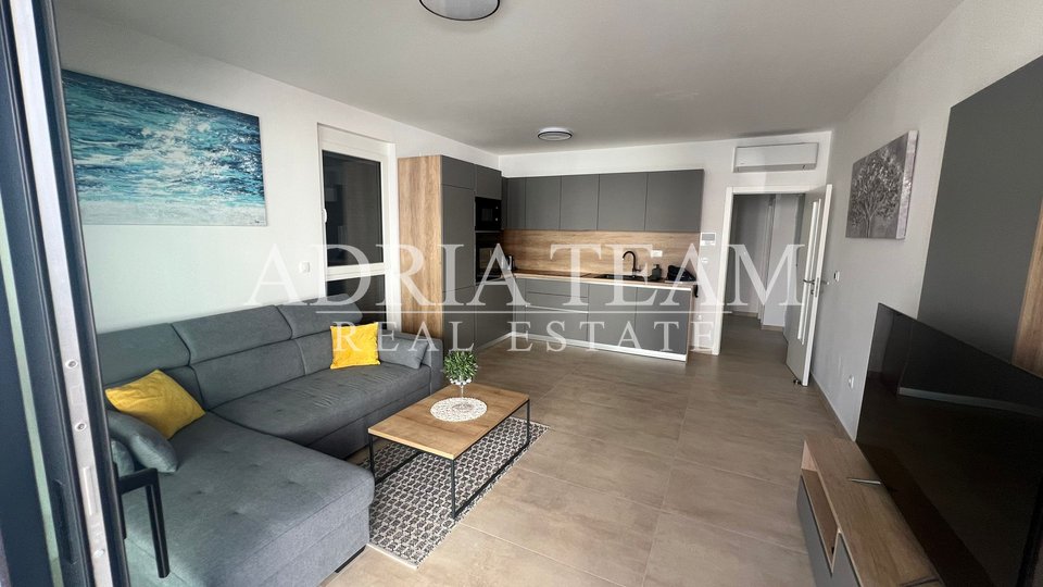 PRILIKA!!! APARTMAN NA 1. KATU STAMBENE ZGRADE, POGLED NA MORE - DIKLO, ZADAR