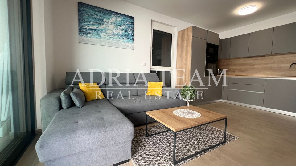 PRILIKA!!! APARTMAN NA 1. KATU STAMBENE ZGRADE, POGLED NA MORE - DIKLO, ZADAR