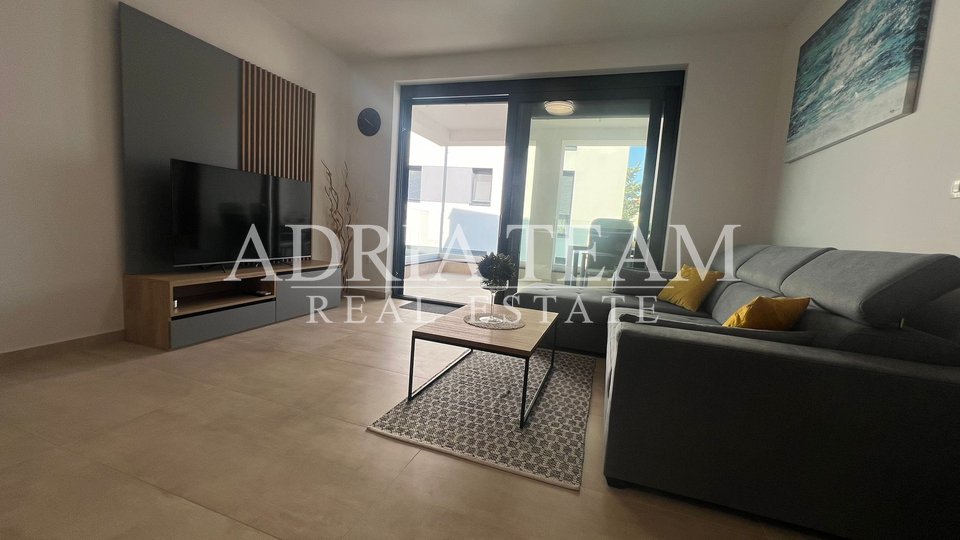 PRILIKA!!! APARTMAN NA 1. KATU STAMBENE ZGRADE, POGLED NA MORE - DIKLO, ZADAR