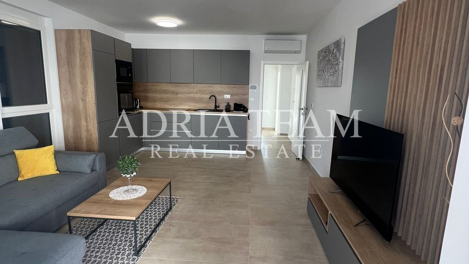 PRILIKA!!! APARTMAN NA 1. KATU STAMBENE ZGRADE, POGLED NA MORE - DIKLO, ZADAR