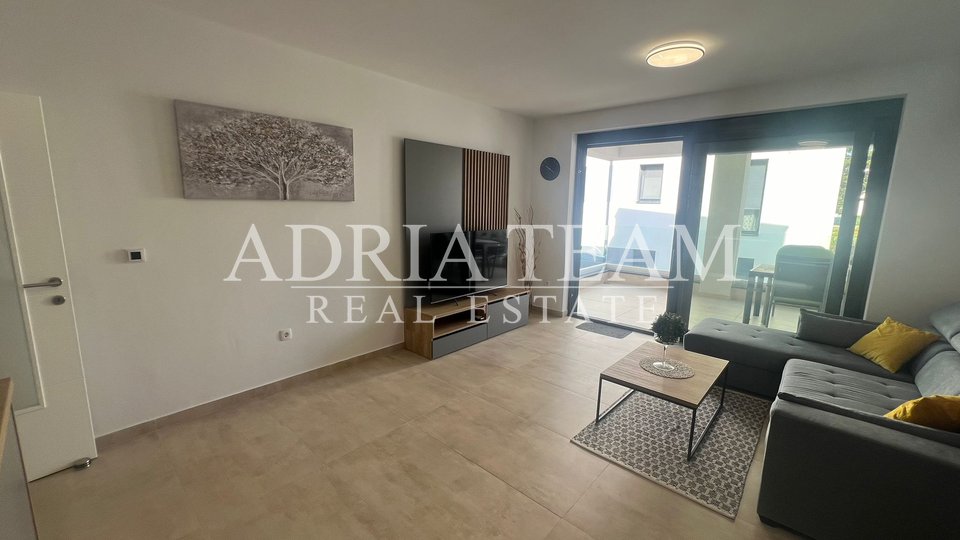 PRILIKA!!! APARTMAN NA 1. KATU STAMBENE ZGRADE, POGLED NA MORE - DIKLO, ZADAR