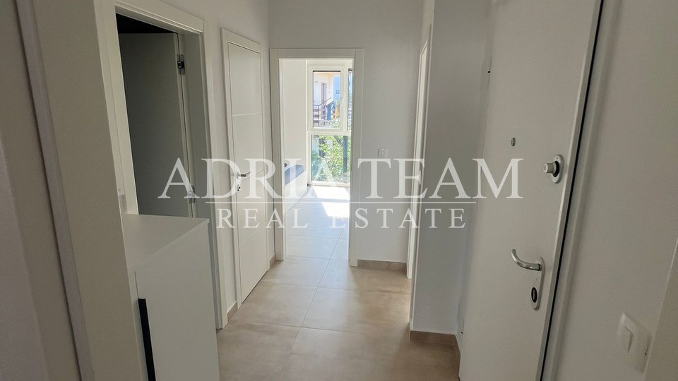 PRILIKA!!! APARTMAN NA 1. KATU STAMBENE ZGRADE, POGLED NA MORE - DIKLO, ZADAR