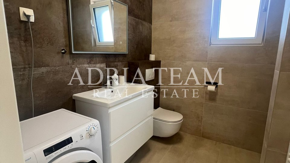 PRILIKA!!! APARTMAN NA 1. KATU STAMBENE ZGRADE, POGLED NA MORE - DIKLO, ZADAR