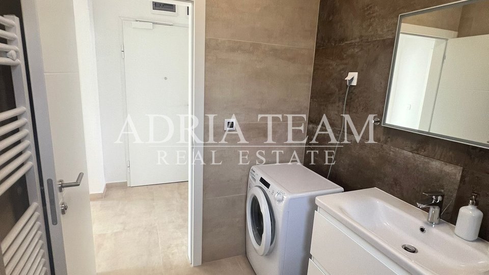 PRILIKA!!! APARTMAN NA 1. KATU STAMBENE ZGRADE, POGLED NA MORE - DIKLO, ZADAR