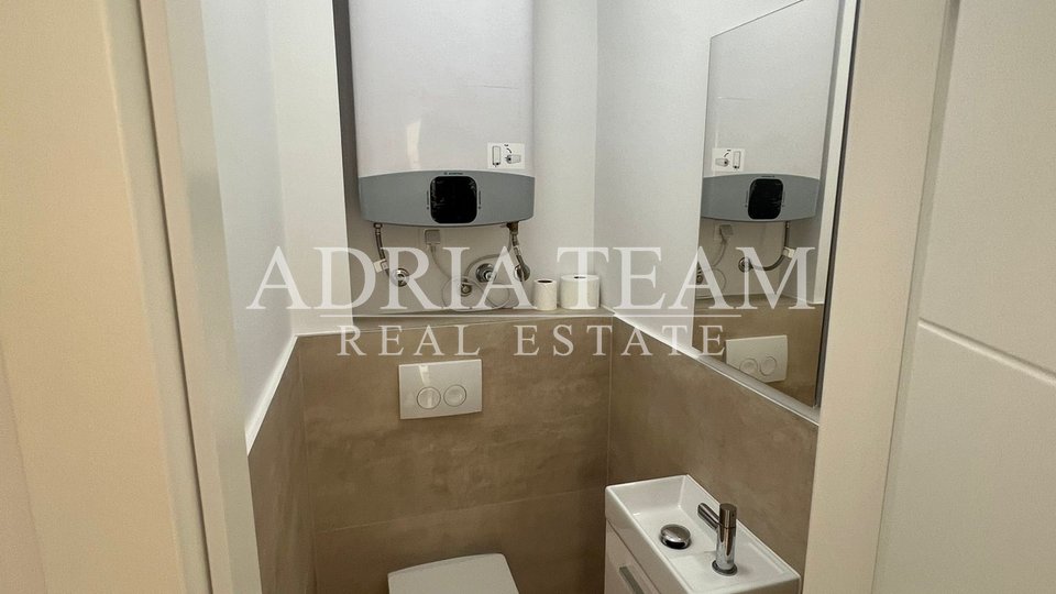 PRILIKA!!! APARTMAN NA 1. KATU STAMBENE ZGRADE, POGLED NA MORE - DIKLO, ZADAR