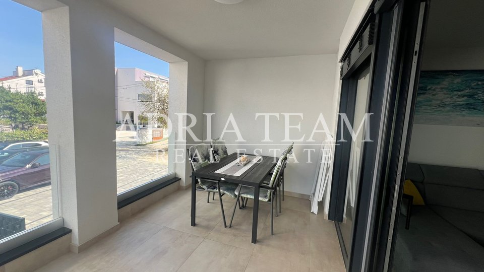 PRILIKA!!! APARTMAN NA 1. KATU STAMBENE ZGRADE, POGLED NA MORE - DIKLO, ZADAR