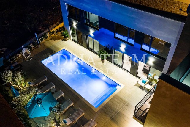 APARTMENTS IN AN URBAN VILLA WITH POOL, 250 m FROM THE SEA, VIR - ZADAR