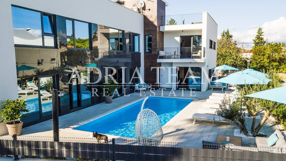 APARTMENTS IN AN URBAN VILLA WITH POOL, 250 m FROM THE SEA, VIR - ZADAR