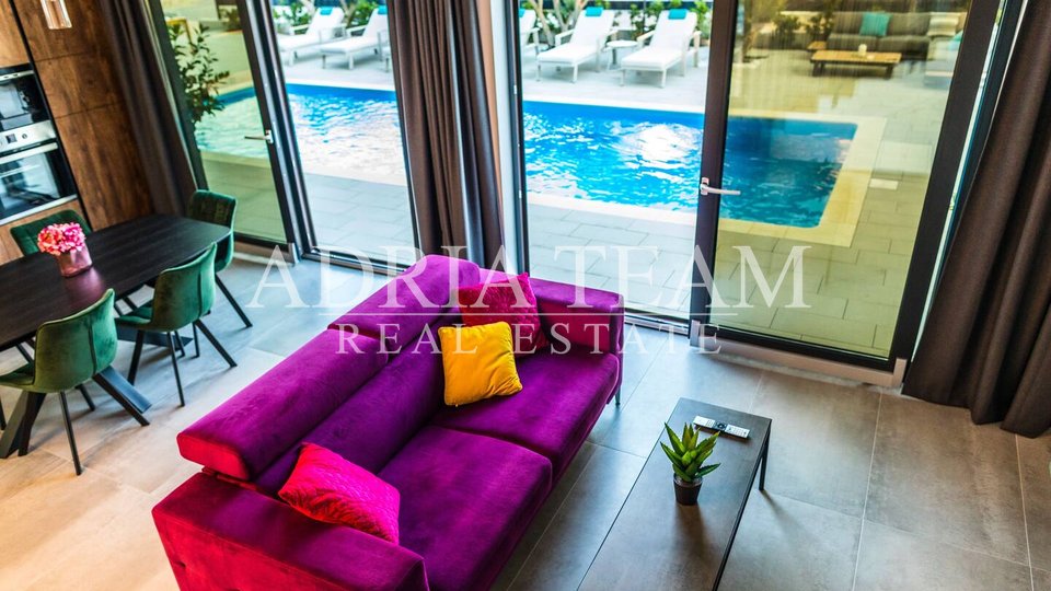 APARTMENTS IN AN URBAN VILLA WITH POOL, 250 m FROM THE SEA, VIR - ZADAR