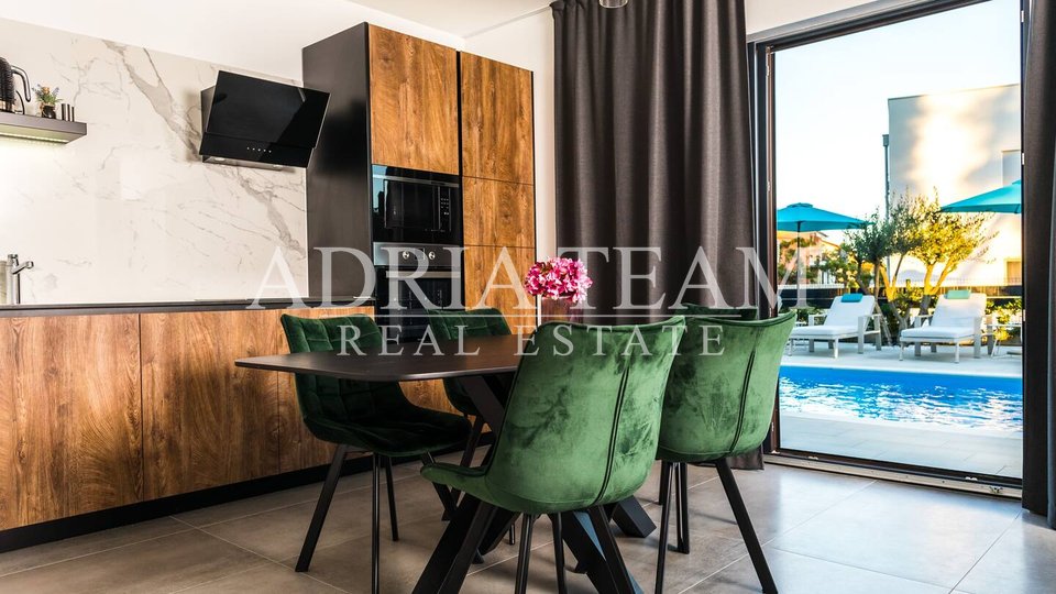 APARTMANI U URBANOJ VILI S BAZENOM, 250 m OD MORA, VIR - ZADAR