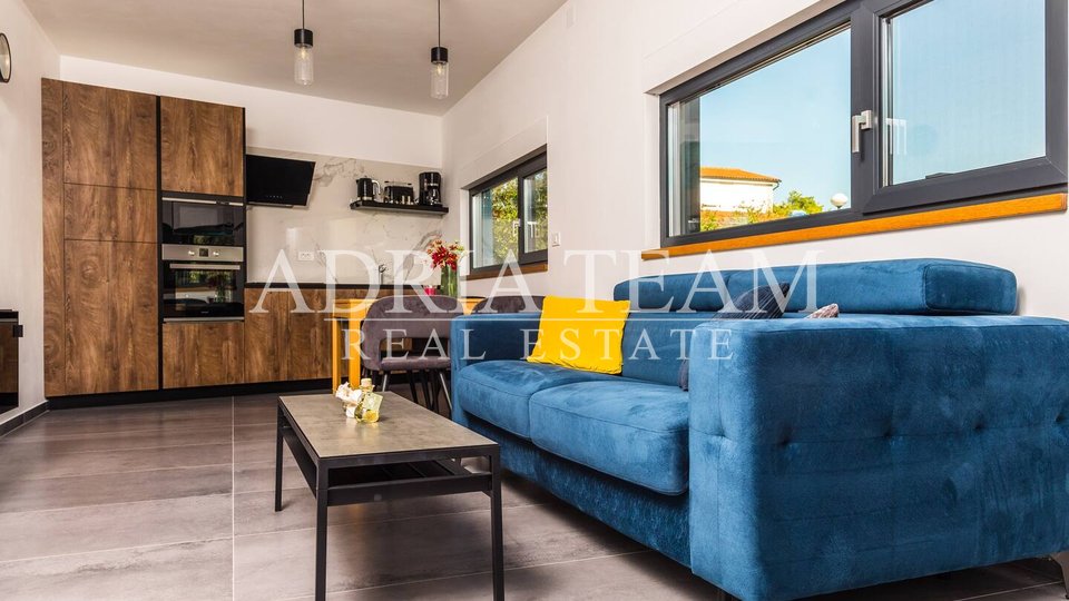 APARTMANI U URBANOJ VILI S BAZENOM, 250 m OD MORA, VIR - ZADAR