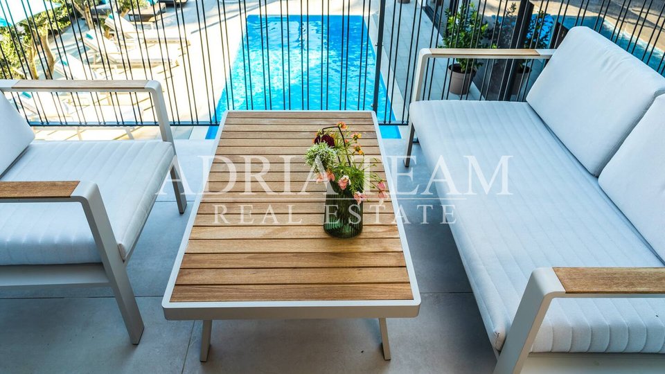 APARTMENTS IN AN URBAN VILLA WITH POOL, 250 m FROM THE SEA, VIR - ZADAR