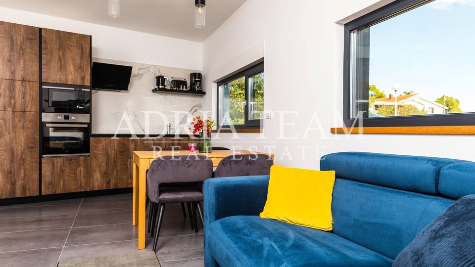 APARTMANI U URBANOJ VILI S BAZENOM, 250 m OD MORA, VIR - ZADAR