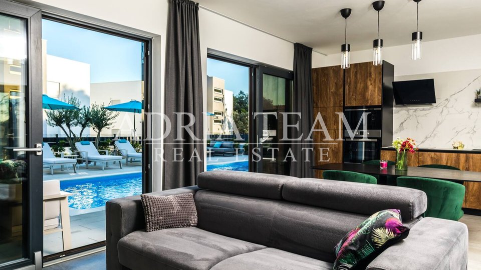 APARTMENTS IN AN URBAN VILLA WITH POOL, 250 m FROM THE SEA, VIR - ZADAR