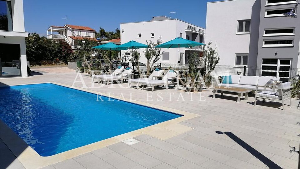 APARTMENTS IN AN URBAN VILLA WITH POOL, 250 m FROM THE SEA, VIR - ZADAR