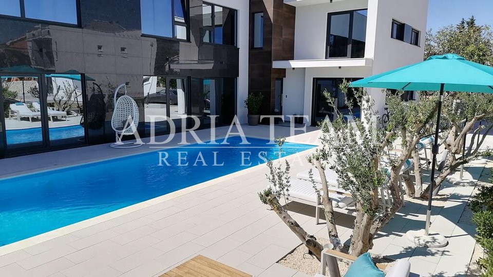 APARTMENTS IN AN URBAN VILLA WITH POOL, 250 m FROM THE SEA, VIR - ZADAR