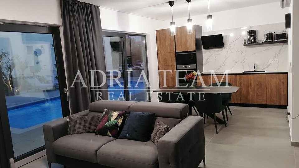 APARTMENTS IN AN URBAN VILLA WITH POOL, 250 m FROM THE SEA, VIR - ZADAR