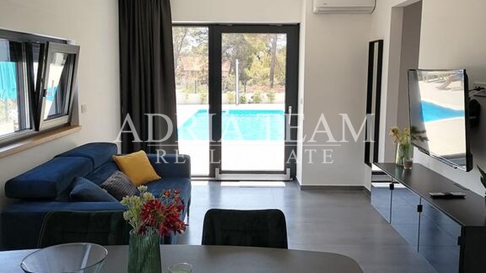 APARTMENTS IN AN URBAN VILLA WITH POOL, 250 m FROM THE SEA, VIR - ZADAR