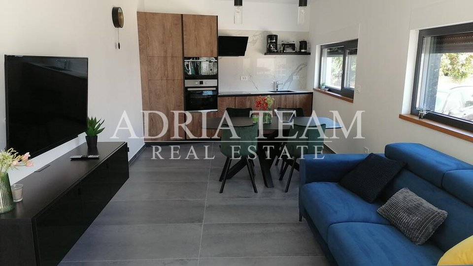 APARTMENTS IN AN URBAN VILLA WITH POOL, 250 m FROM THE SEA, VIR - ZADAR