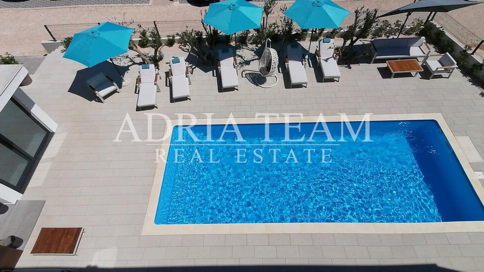 APARTMENTS IN AN URBAN VILLA WITH POOL, 250 m FROM THE SEA, VIR - ZADAR