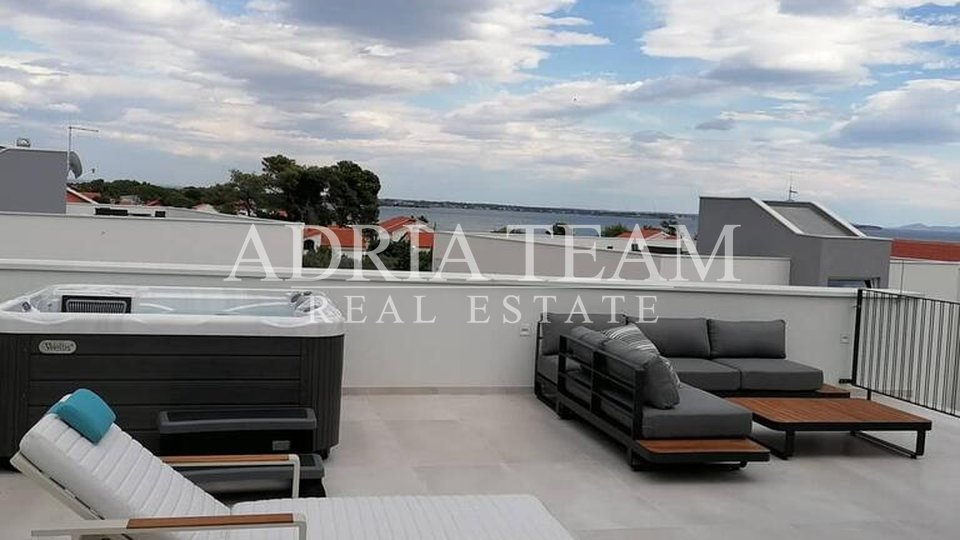 APARTMENTS IN AN URBAN VILLA WITH POOL, 250 m FROM THE SEA, VIR - ZADAR