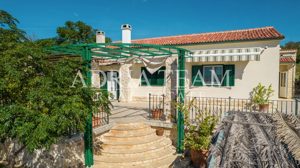 VILLA WITH SWIMMING POOL AND BEAUTIFULLY ARRANGED YARD - CASKA, PAG