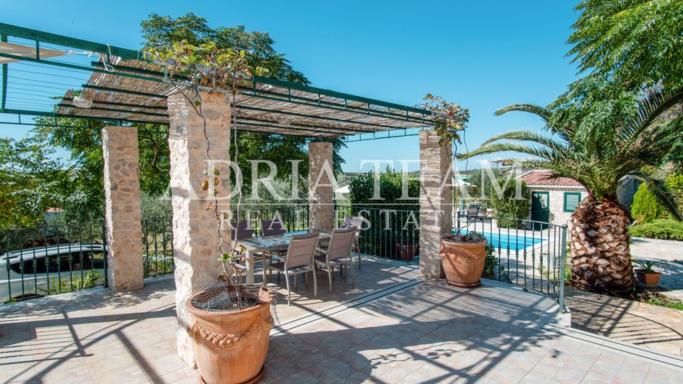 VILLA WITH SWIMMING POOL AND BEAUTIFULLY ARRANGED YARD - CASKA, PAG