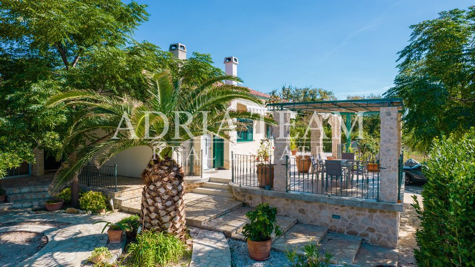 VILLA WITH SWIMMING POOL AND BEAUTIFULLY ARRANGED YARD - CASKA, PAG