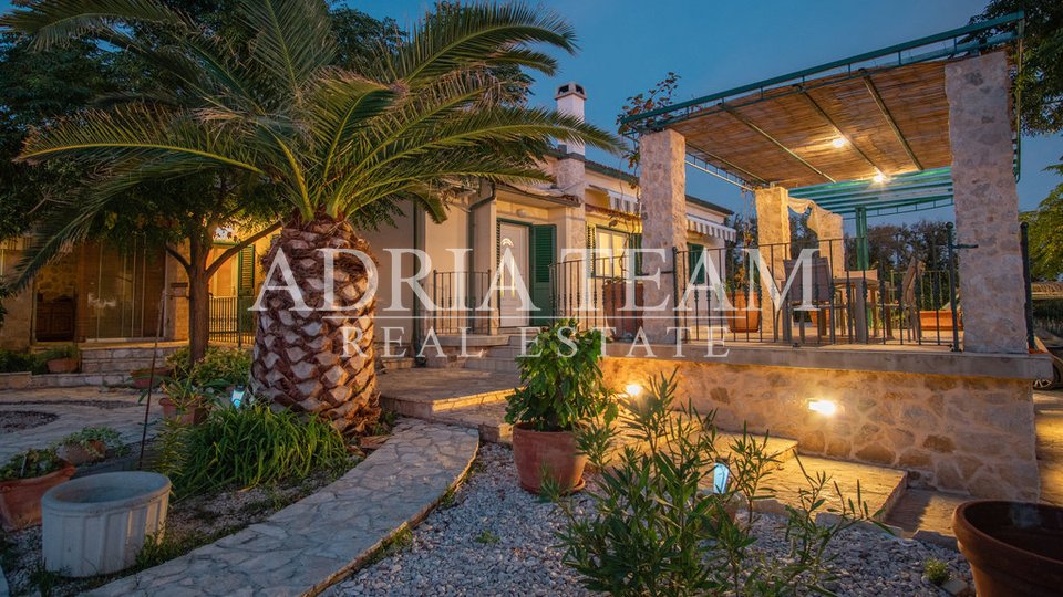 VILLA WITH SWIMMING POOL AND BEAUTIFULLY ARRANGED YARD - CASKA, PAG