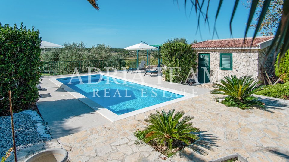 VILLA WITH SWIMMING POOL AND BEAUTIFULLY ARRANGED YARD - CASKA, PAG