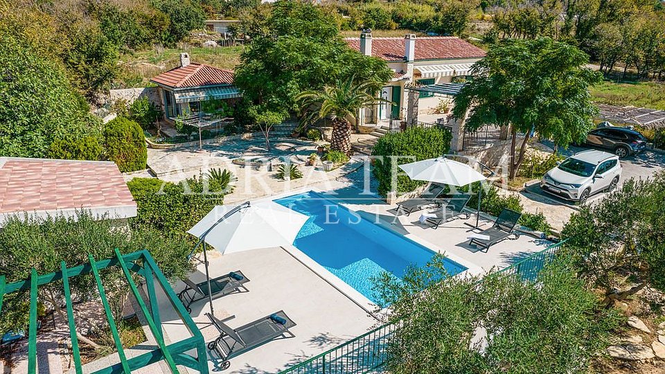 VILLA WITH SWIMMING POOL AND BEAUTIFULLY ARRANGED YARD - CASKA, PAG