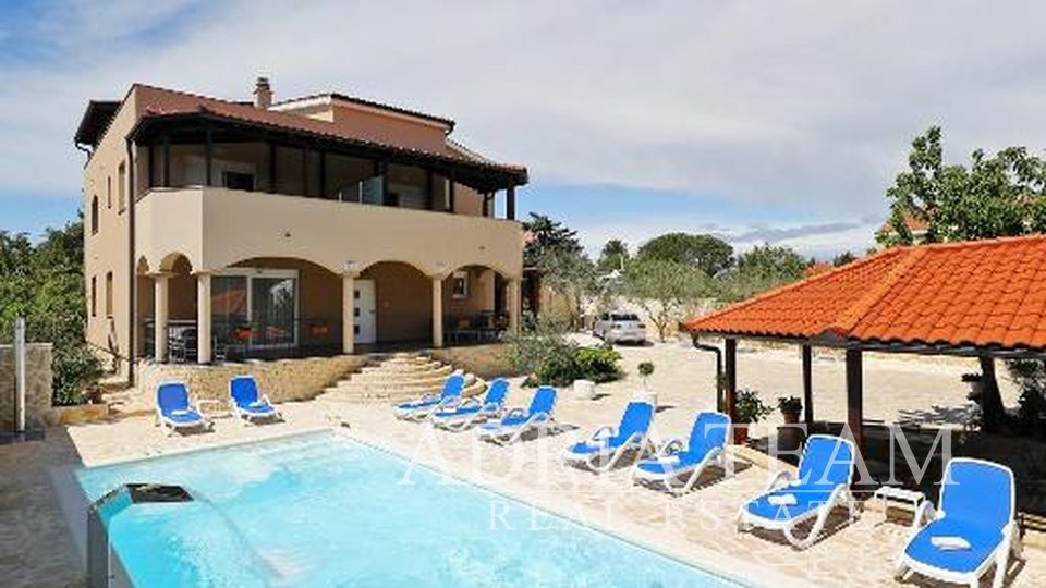 VILA S BAZENOM I POGLEDOM NA MORE, 600 m OD MORA, PRIVLAKA - ZADAR