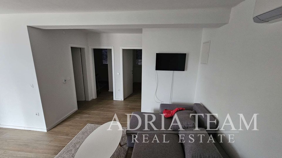 DVOSOBNI APARTMAN S VRTOM I  POGLEDOM NA MORE, NIN