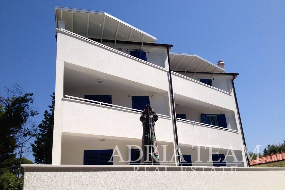 TWO BEDROOM APARTMENT, 35 M FROM THE SEA, VERUNIĆ DUGI OTOK Adria