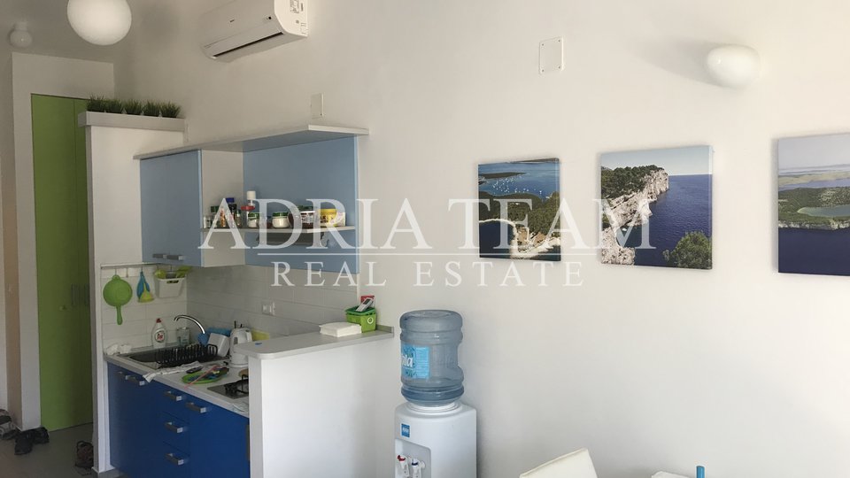 TWO BEDROOM APARTMENT, 35 M FROM THE SEA, VERUNIĆ - DUGI OTOK
