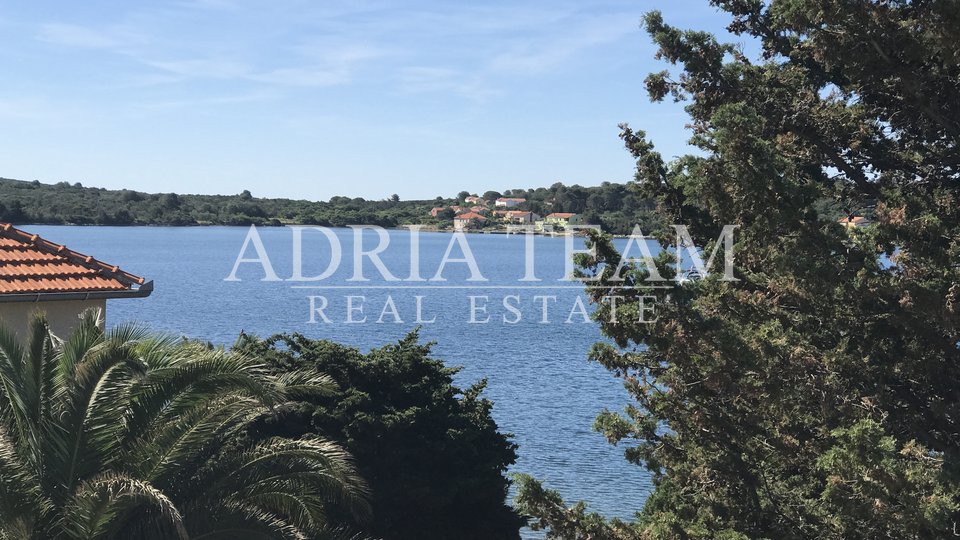 TWO BEDROOM APARTMENT, 35 M FROM THE SEA, VERUNIĆ - DUGI OTOK