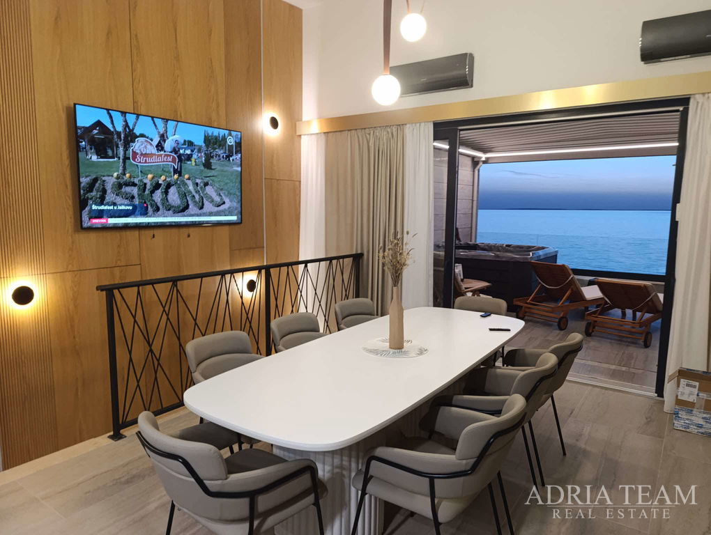 DUPLEX APARTMENT – 122m2 – 20m FROM THE SEA – POVLJANA, PAG